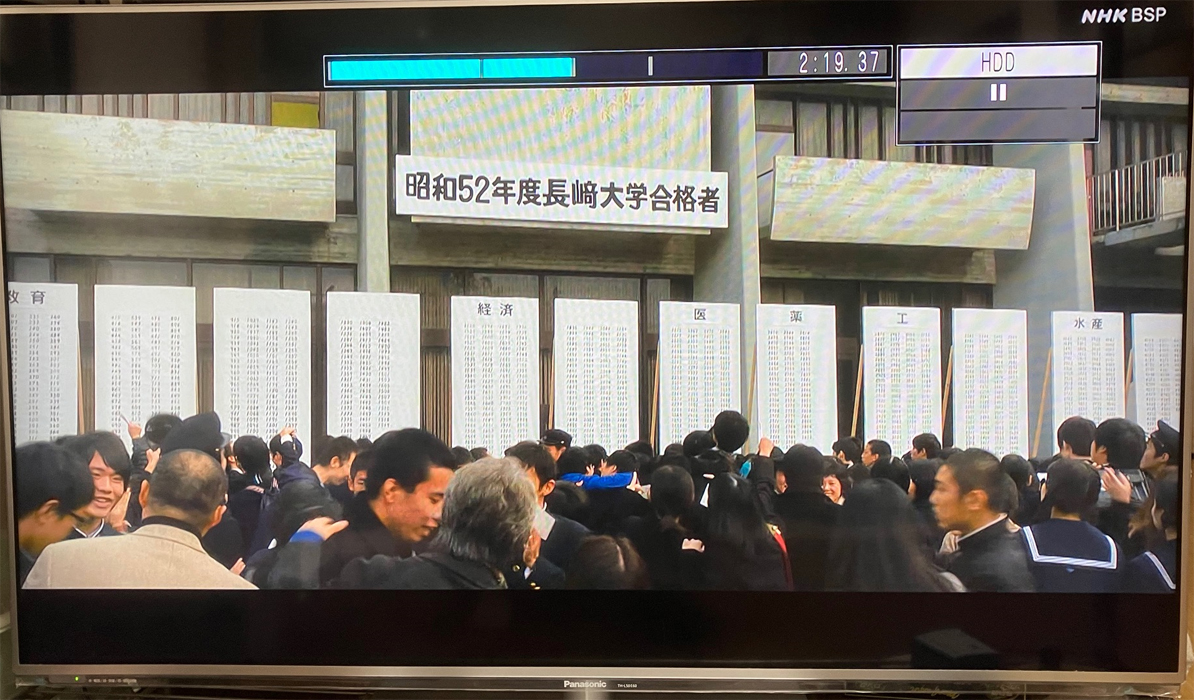 風に立つライオン