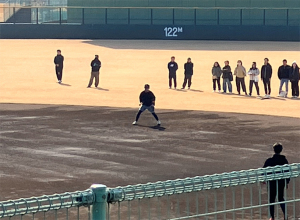 ホークスの牧原、自主トレ